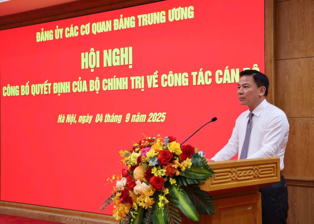 Pho Truong Ban To chuc Trung uong Do Trong Hung cong bo Quyet dinh cua Bo Chinh tri. Anh: Kim Thanh