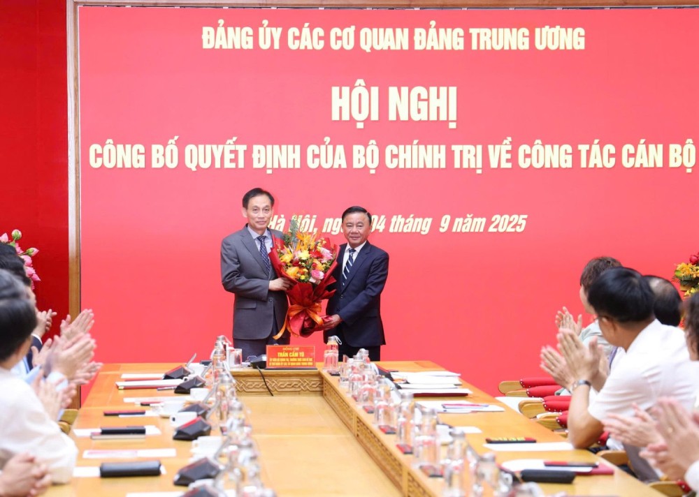 Thuong truc Ban Bi thu Tran Cam Tu tang hoa chuc mung ong Le Hoai Trung. Anh: Kim Thanh