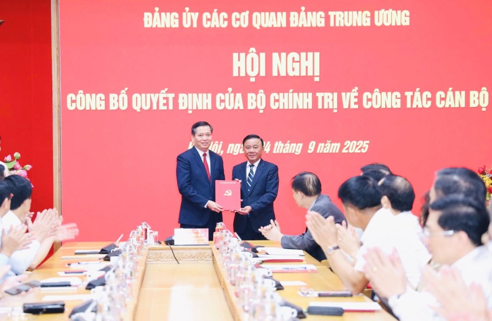 Standing member of the Secretariat Tran Cam Tu presented the decision, congratulating Mr. Nguyen Long Hai. Photo: Kim Thanh