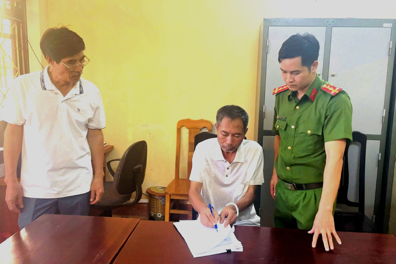 Đối tượng Lê Văn Uyển bị Công an Lào Cai bắt giữ để điều tra về hành vi lừa đảo chiếm đoạt tài sản. Ảnh: Công an Lào Cai
