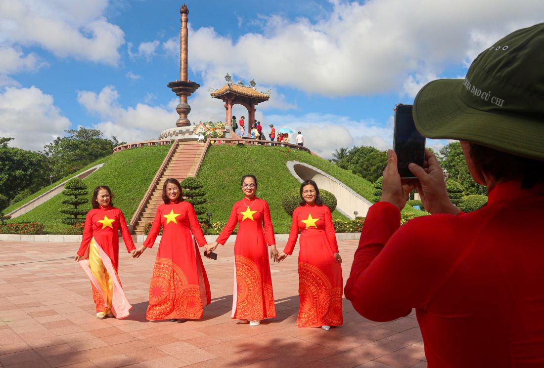 Người dân đến dâng hương, chụp ảnh lưu niệm ở Thành cổ Quảng Trị đông hơn sau khi phim Mưa đỏ khởi chiếu. Ảnh: Nguyễn Luân