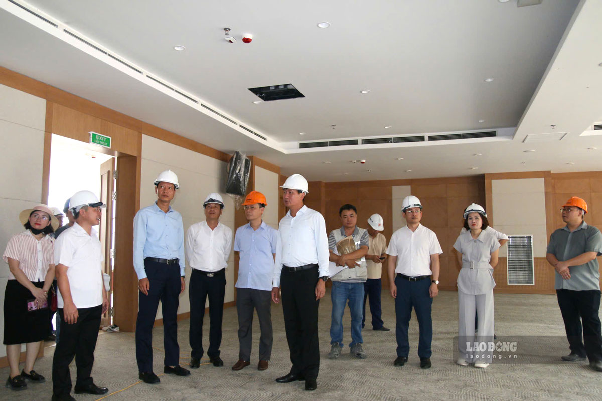 Ong Tran Huy Tuan - Chu tich UBND tinh Lao Cai yeu cau cac don vi nha thau day nhanh hon nua tien do thi cong hoan thien cac hang muc con lai.