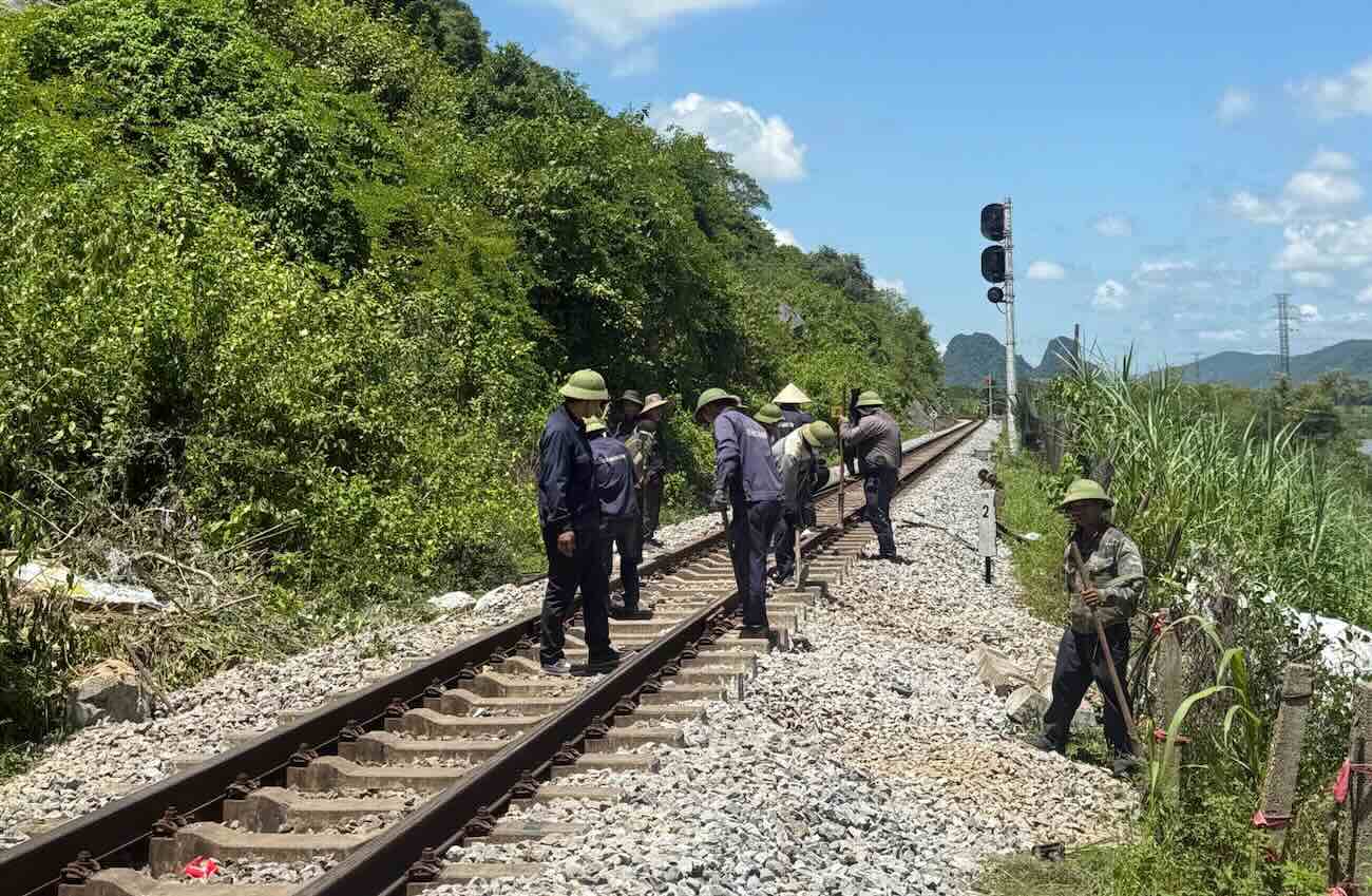 Apres environ 4 heures d'embouteillages la ligne ferroviaire Nord-Sud traversant Quang Tri a ete ouverte. Photo : Hai Son