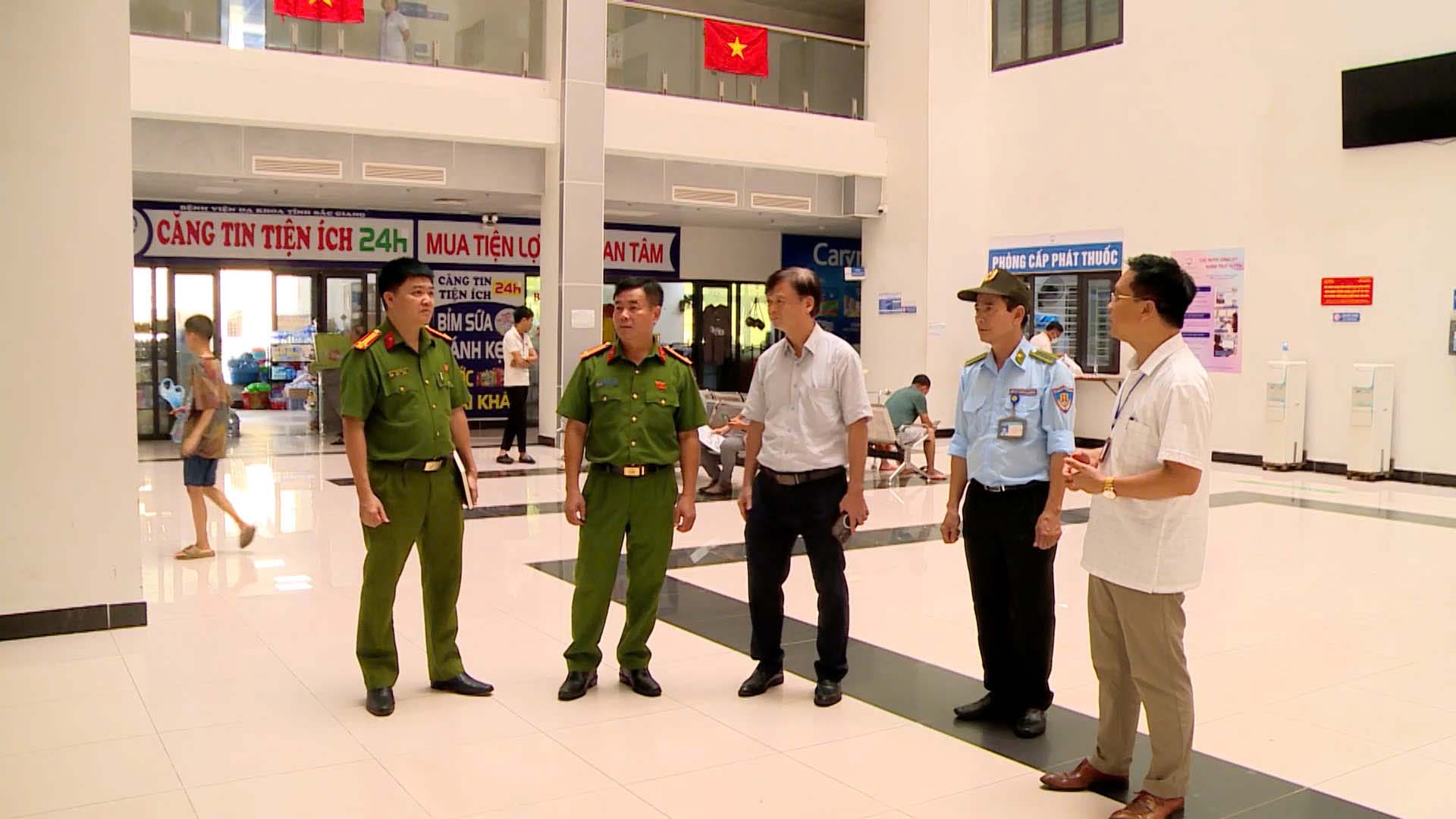Lãnh đạo Bệnh viện đa khoa Bắc Ninh số 1 phối hợp lực lượng công an phường nhằm đảm bảo trật tự tại khu vực cổng bệnh viện, sau vụ xe cứu thương thu 21 triệu đồng. Ảnh: Phạm Quý
