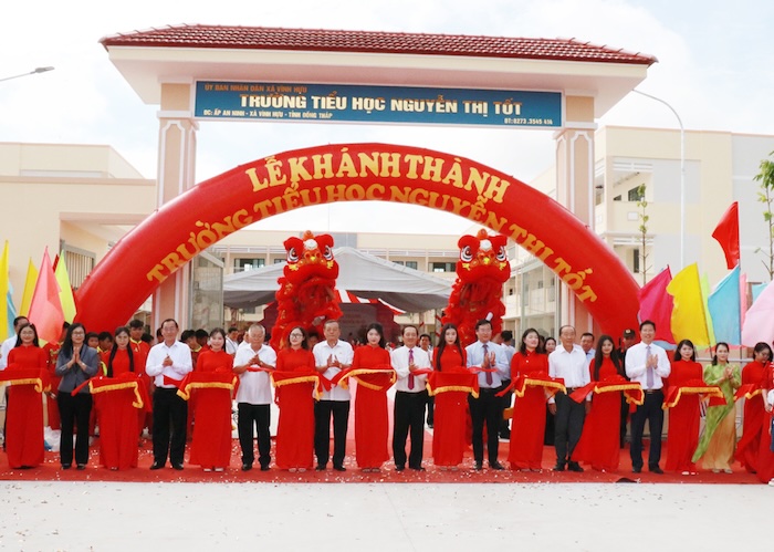 Lanh dao Trung uong va tinh Dong Thap thuc hien nghi thuc cat bang khanh thanh. Anh: Cong thong tin dien tu Dong Thap.