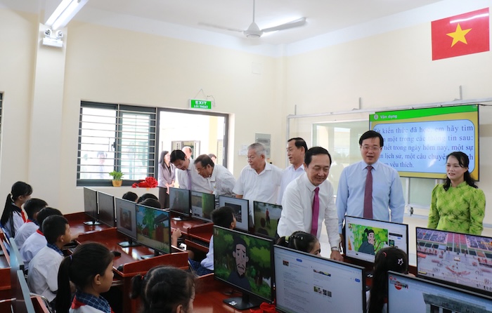 Lanh dao Trung uong va tinh Dong Thap tham quan Phong thuc hanh Tin hoc cua Truong Tieu hoc Nguyen Thi Tot. Anh: Cong thong tin dien tu Dong Thap.