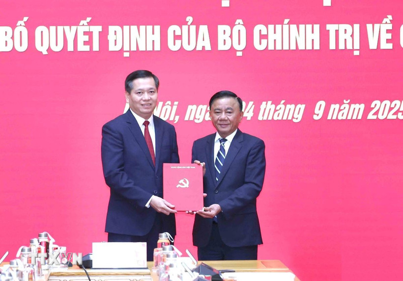 Uy vien Bo Chinh tri, Thuong truc Ban Bi thu Tran Cam Tu trao quyet dinh cua Bo Chinh tri cho ong Nguyen Long Hai. Anh: TTXVN