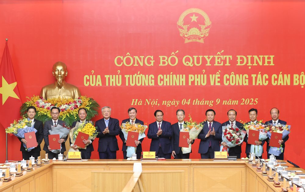Thu tuong Chinh phu trao quyet dinh bo nhiem lanh dao 8 bo, co quan. Anh: VGP 