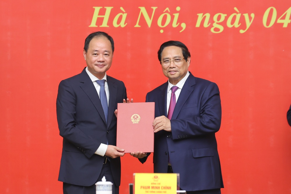 ファム・ミン・チン首相が、ラムドン省人民評議会のチャン・ホン・タイ氏をベトナム科学技術アカデミーの常任副会長に任命する決定を授与しました。写真:VGP/Nhat Bac