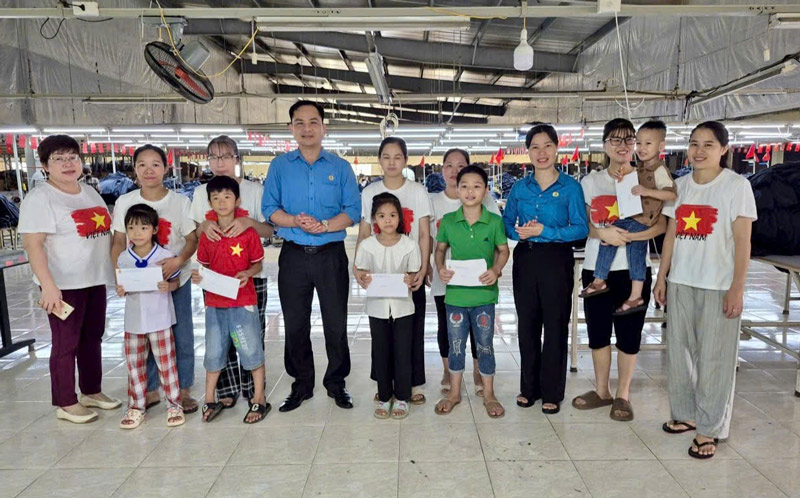 El Sindicato del barrio de Au Lau (Lao Cai) entrega regalos a los estudiantes que son miembros del sindicato y trabajadores en circunstancias dificiles en el Sindicato de la Compañia de Responsabilidad Limitada Unipersonal Chien Thang Yen Bai. Foto: Minh Duc