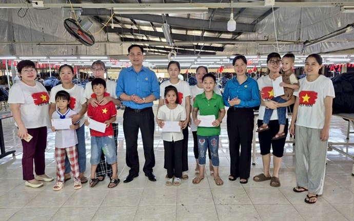 Công đoàn phường ở Lào Cai tiếp sức 39 học sinh có hoàn cảnh khó khăn