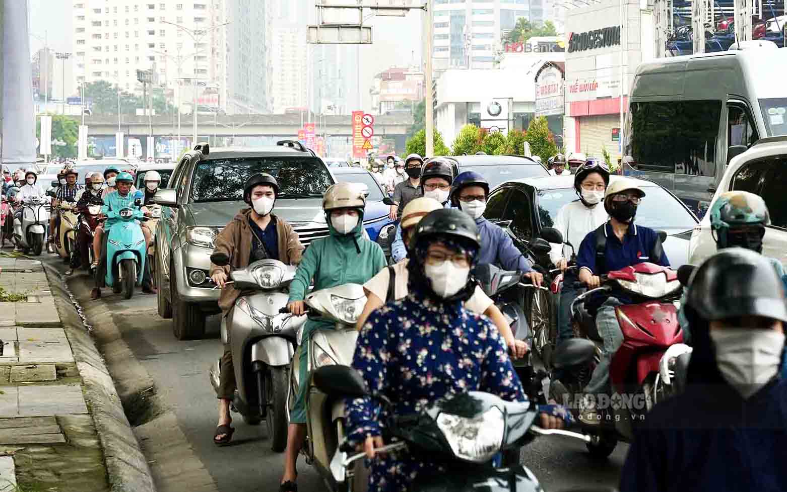 Tren tuc duong huong tam Le Van Luong, hang chuc toa nha cao tang moc len trong khi dien tich mat duong nho hep khien canh tac duong them tram trong. Anh: Huu Chanh.