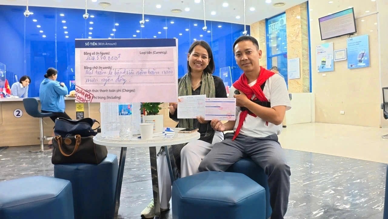 Vo chong chi Thuy den ngan hang chuyen tien cua cong dong den Quy den on dap nghia chieu 3.9. Anh: Nhan vat cung cap