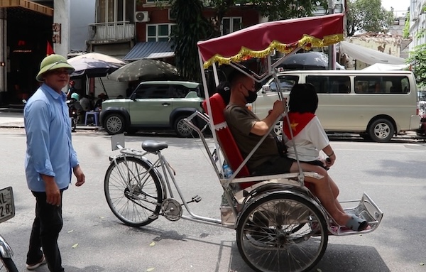 Nhung tai xe xich lo tro thanh huong dan vien du lich khong chuyen. Anh: Nguyen Linh
