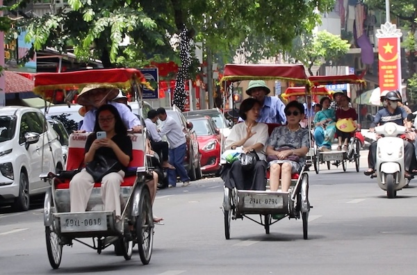 Non-professional tour guides of Hanoi. Photo: Nguyen Linh