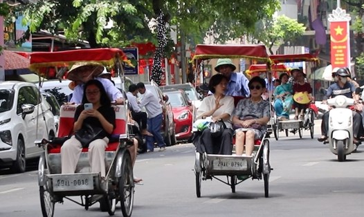 Những hướng dẫn viên du lịch không chuyên của Hà Nội. Ảnh: Nguyễn Linh