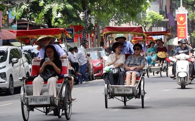 Non-professional tour guides of Hanoi. Photo: Nguyen Linh
