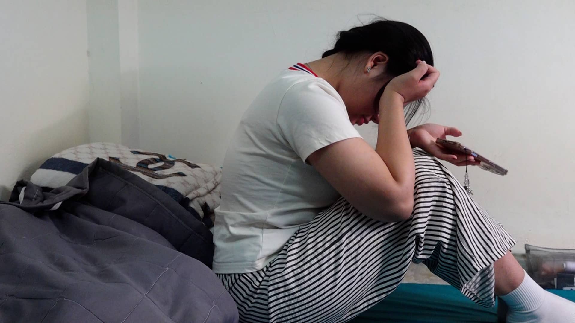 Trước áp lực học tập, công việc, tình cảm, nhiều bạn trẻ rơi vào khủng hoảng dẫn đến hành vi tự tử, để lại những bi kịch đau lòng cho gia đình và xã hội. Ảnh: Huyền Trang