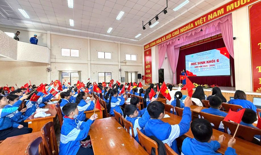 En el año escolar 2025-2026 mas de 1.000 estudiantes de las provincias antiguas Dak Nong y Binh Thuan se inscribieron en el centro de la nueva provincia (Lam Dong). Foto: Escuela Secundaria Nguyen Du