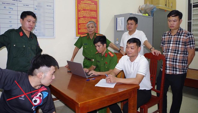 Bắt giữ đối tượng đâm bạn bị thương rồi dùng dao bầu cố thủ trong nhà ở Ninh Bình
