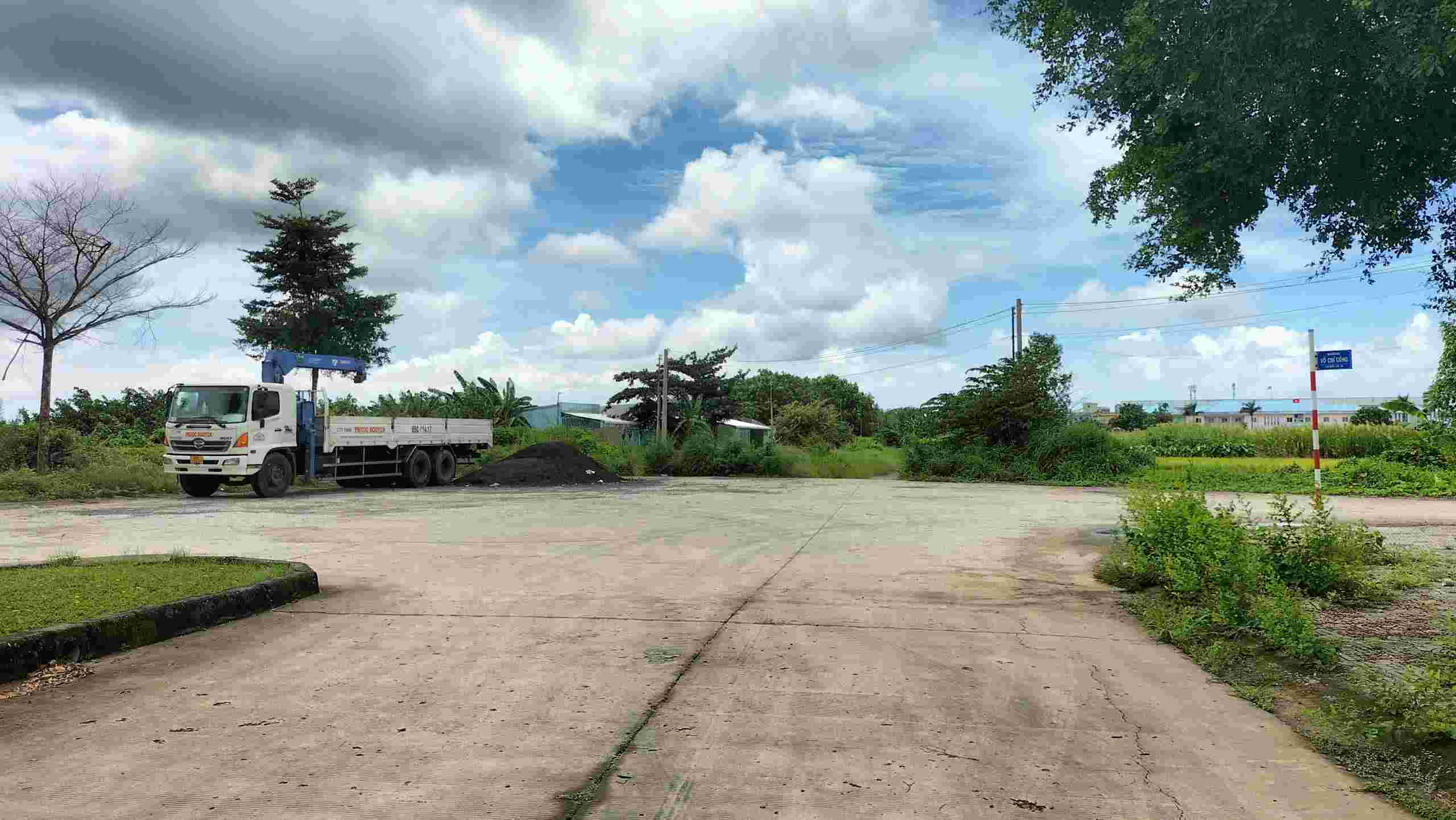 Starting point of the Ring Road outside Bac Lieu in the field. Photo: Nhat Ho