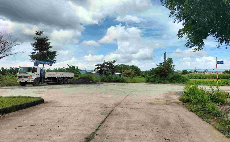 Starting point of the Ring Road outside Bac Lieu in the field. Photo: Nhat Ho