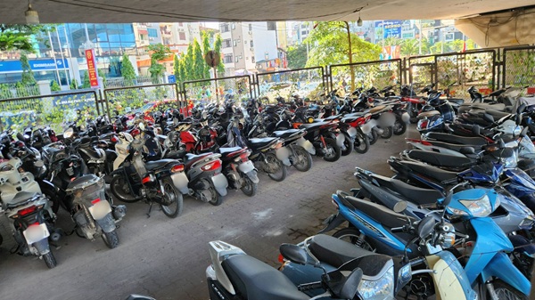 ハノイはもはや橋の下に駐車場がありません。写真：ミン・ハン