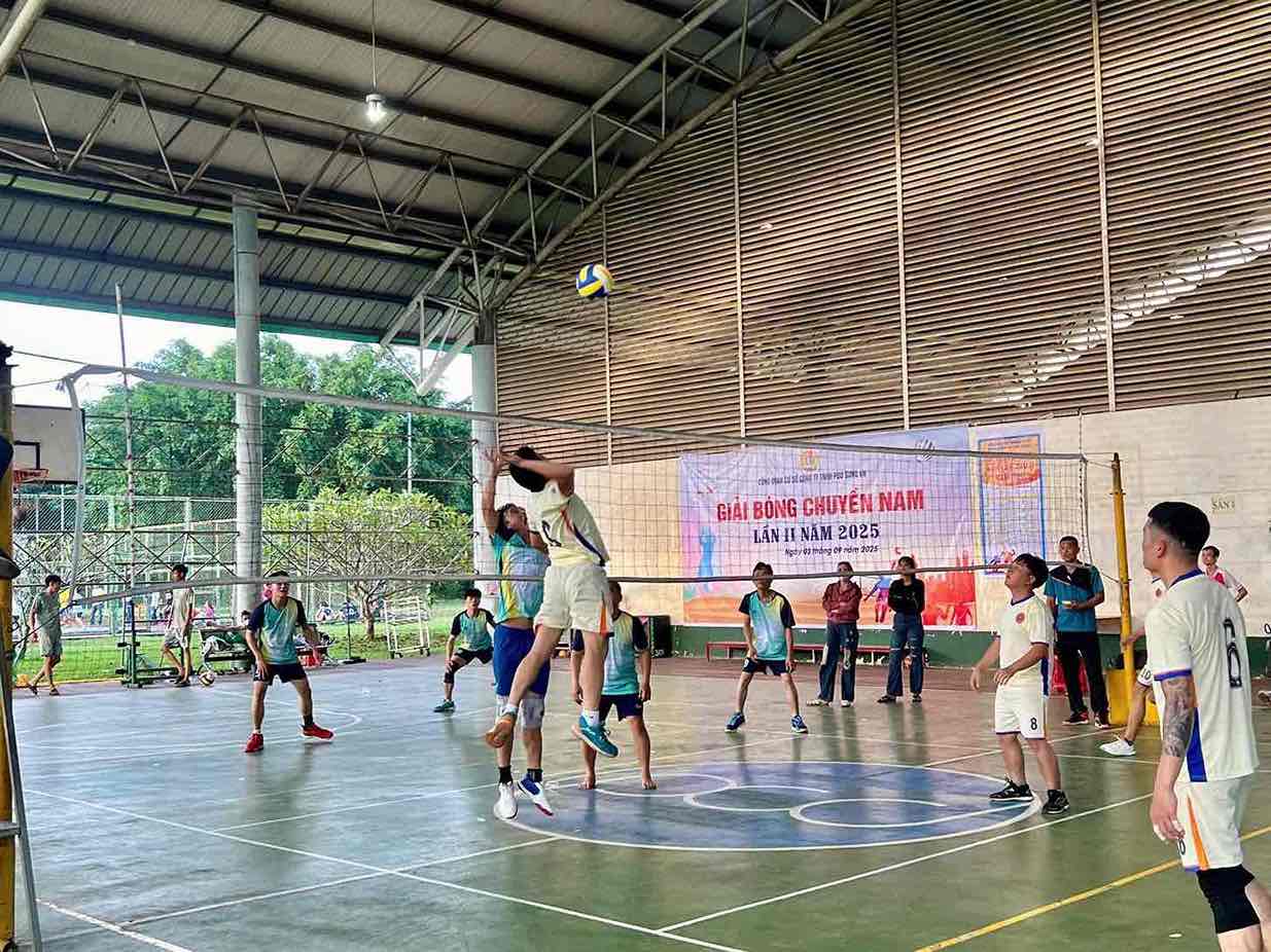 Le tournoi de volleyball masculin aide les ouvriers a ameliorer leur sante. Photo : Syndicat Pou Sung