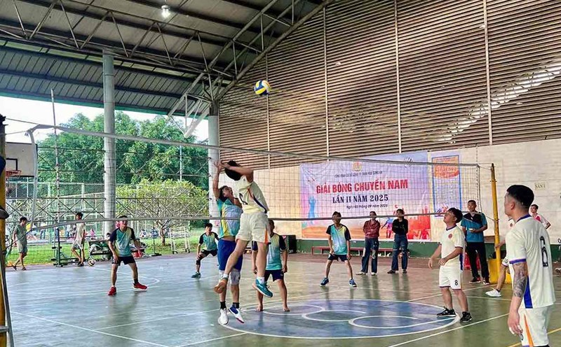 The men's volleyball tournament helps workers improve their health. Photo: Pou Sung Trade Union