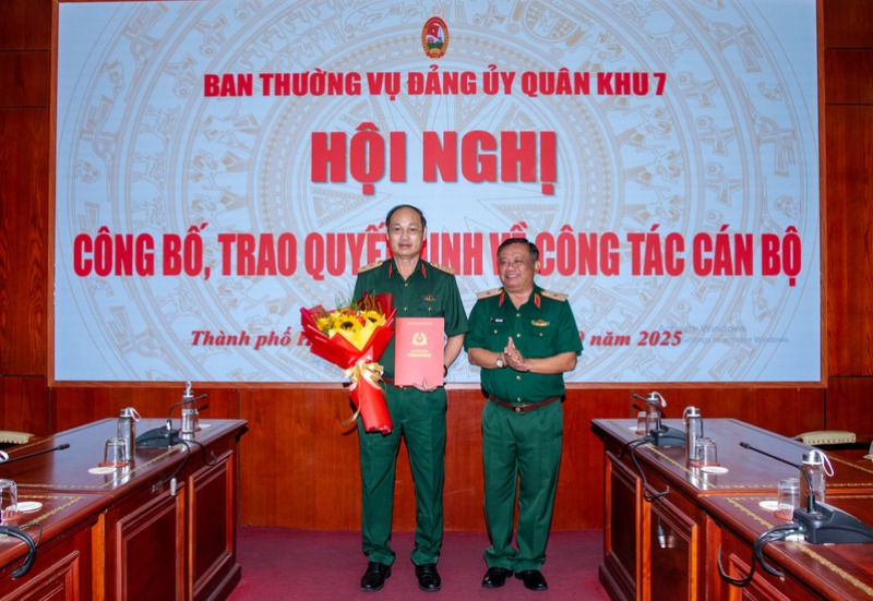 Lieutenant General Nguyen Van Nam - former Commander of Ho Chi Minh City Command received the decision to increase the salary of a general. Photo: Military Region 7