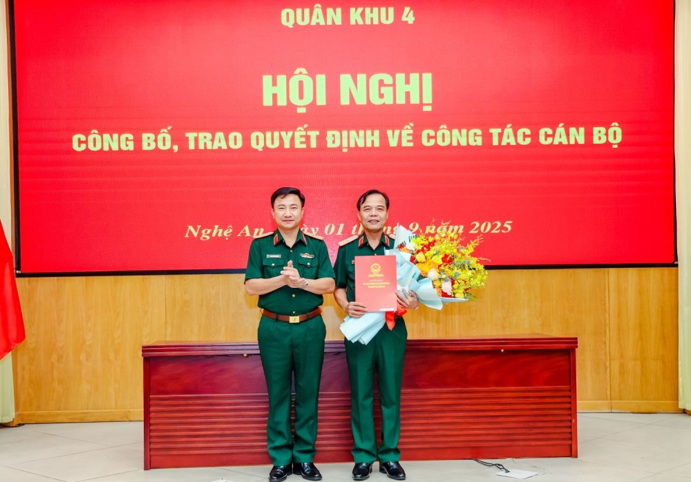Thieu tuong Doan Xuan Buong trao quyet dinh nang luong cap tuong cho Thieu tuong Le Hong Nhan. Anh: Hai Hoang/Quan khu 4