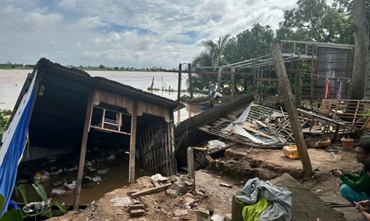 Hiện trường vụ sạt lở 2 ngôi nhà ở xã Mỹ Hòa Hưng. Ảnh UBND xã Mỹ Hòa Hưng