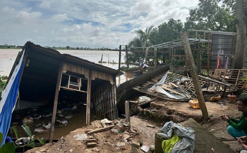 The scene of the landslide of 2 houses in My Hoa Hung commune. Photo: My Hoa Hung Commune People's Committee