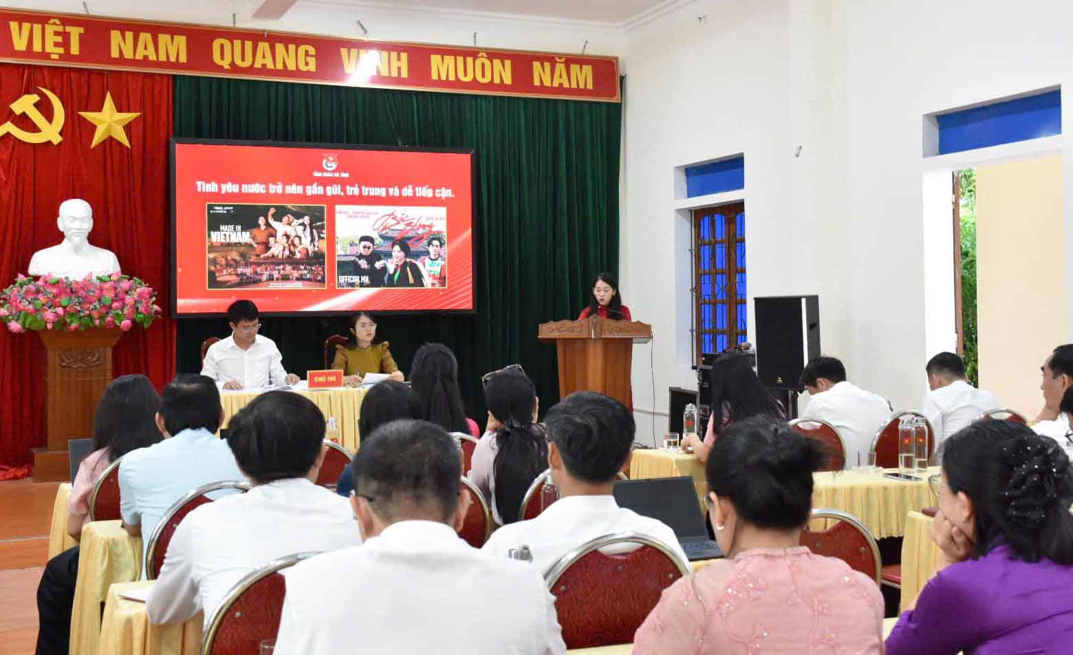 Ha Tinh성 조국전선 산하 청년 연맹 및 청소년 사업 위원회는 To Lam 총서기의 '단결의 힘'이라는 글에 대한 특별 활동 세션을 조직했습니다. 사진: Ha Tinh 전선.