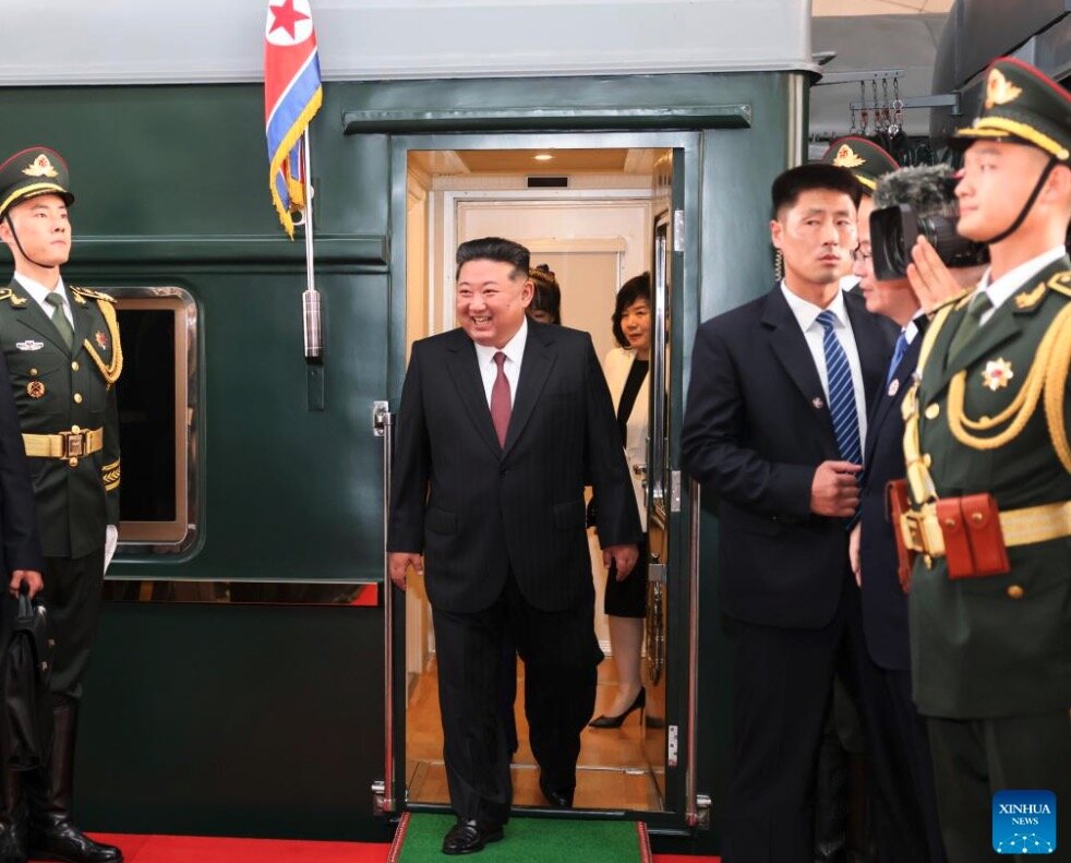 El lider norcoreano Kim Jong-un sale del tren especial cuando llega a Beijing el 3 de septiembre de 2025. Foto: Xinhua