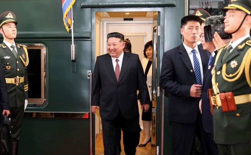 North Korean leader Kim Jong-un stepped out of the special train when arriving in Beijing on September 3, 2025. Photo: Xinhua