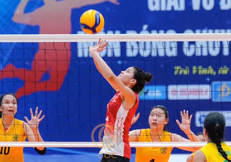 정보통신군단은 전국 청소년 클럽 배구 선수권 대회에서 VTV 빈딘 롱안을 상대로 승리했습니다. 사진: VFV