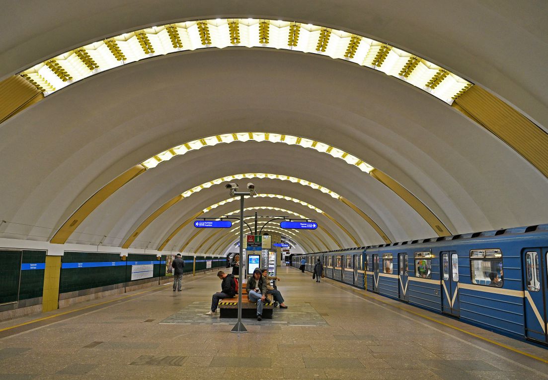 ここのメトロの建築様式は非常に美しく、温かい雰囲気を作り出しています。写真:Viet Van