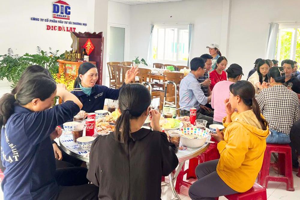 노동자들은 노조와 회사 이사회가 서로 경청하고 이해하고 더 긴밀하게 연결될 수 있도록 친절하게 대화를 나눕니다. 사진: Duc Lam