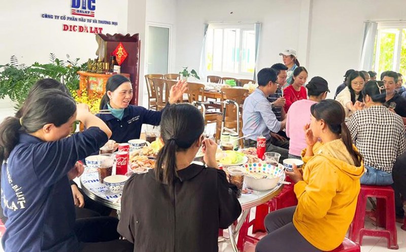 Workers converse affectionately, express so that the union and the Board of Directors of the company can listen, understand and connect more with each other. Photo: Duc Lam