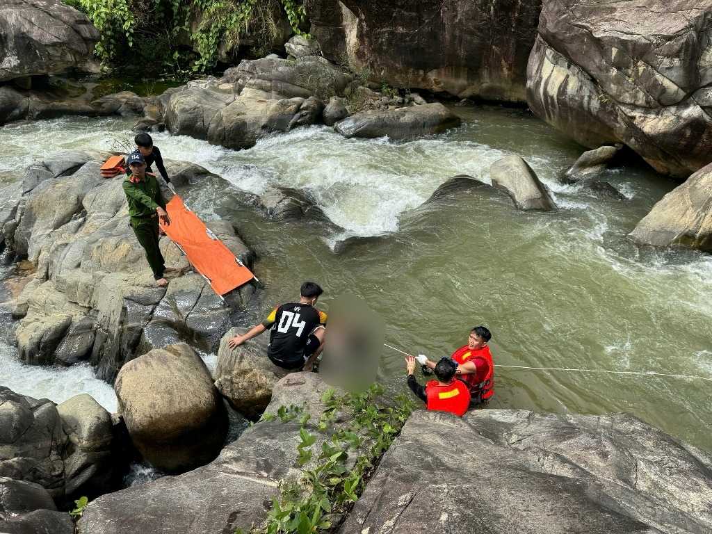 Les forces de sauvetage et de secours ramenent le corps de la victime a terre. Photo : Police de Quang Ngai