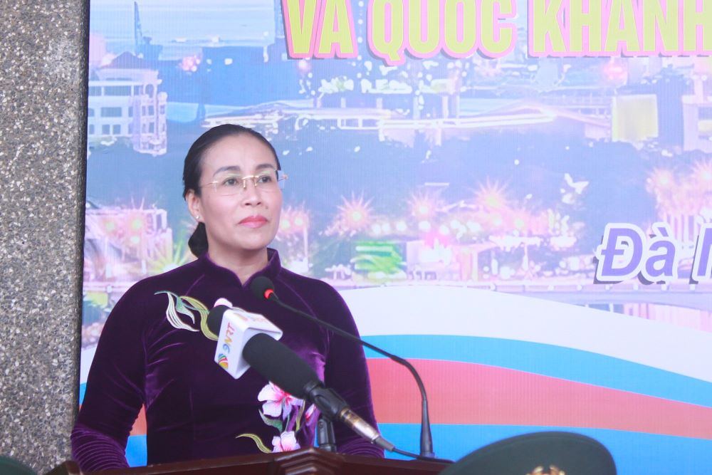 Ba Nguyen Thi Anh Thi - Pho Chu tich UBND TP Da Nang phat bieu chuc mung, dong vien cac can bo, chien si. Anh: Tran Thi