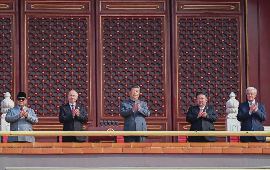 Kim Jong-un aparece con Xi Jinping y Putin en la Plaza Tiananmen el 3 de septiembre de 2025. Foto: Xinhua