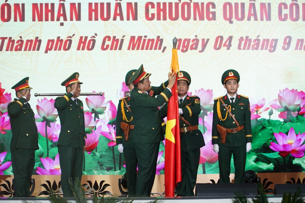 Thuong tuong Vo Minh Luong, Thu truong Bo Quoc phong trao Huan chuong Quan cong hang Ba cho Luc luong vu trang TPHCM. Anh: VIET DUNG