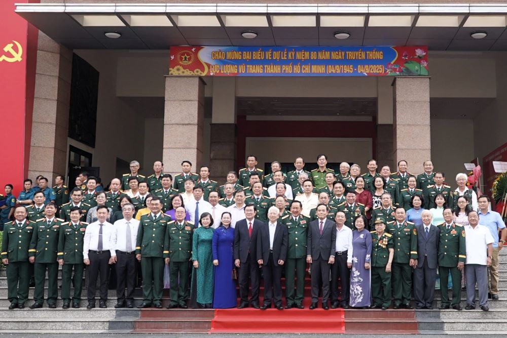 Cac dai bieu chup hinh luu niem sau chuong trinh. Ảnh: Anh Tu