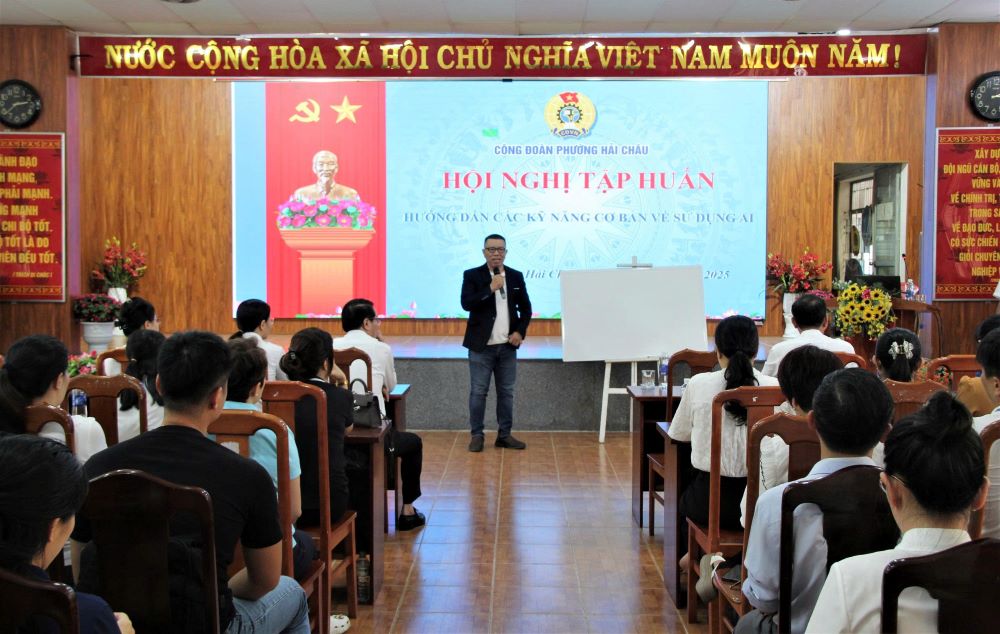 Da Nang forme a l'IA plus de 100 cadres syndicaux de base. Photo : Tran Thi