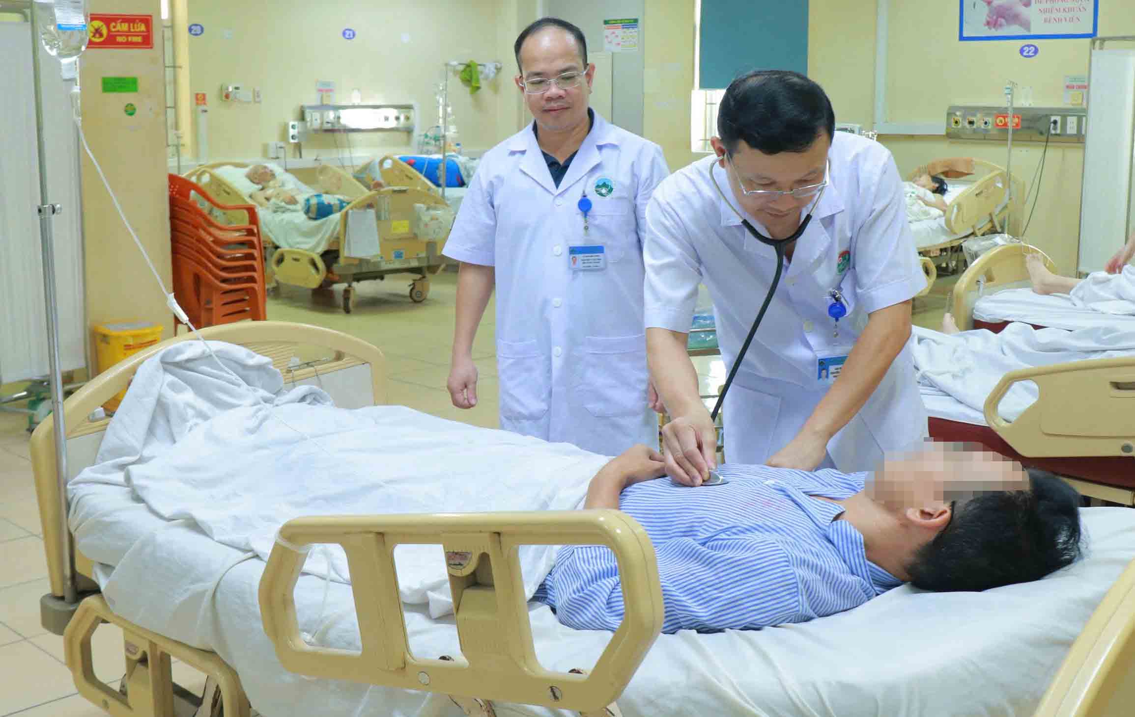 Patient T was saved by doctors at Ha Tinh General Hospital despite having previously stopped heart disease. Photo: Tuan Chung.