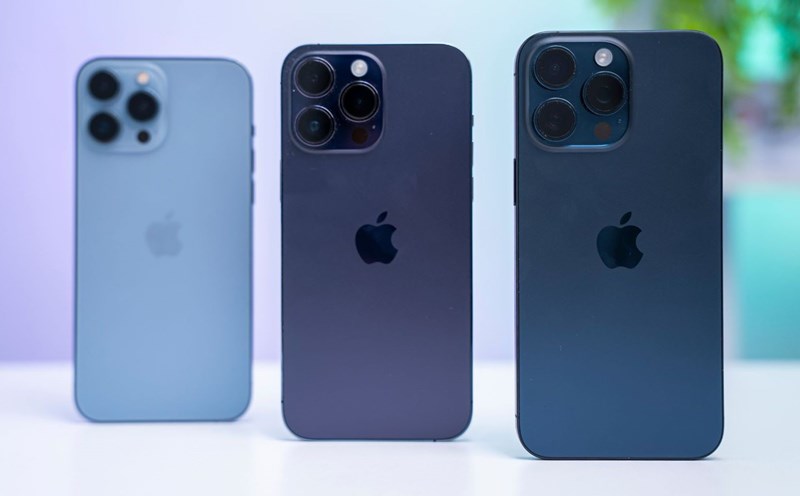 Old iPhones that have been refurbished for sale still attract the attention of many people. Photo: Loan Tran