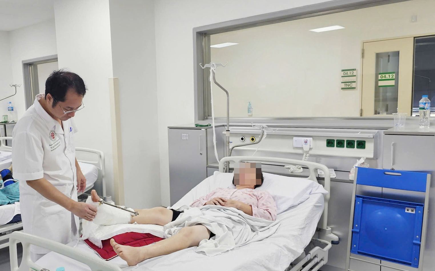 Successfully tying his feet when aca bitten them. Photo: BVCC