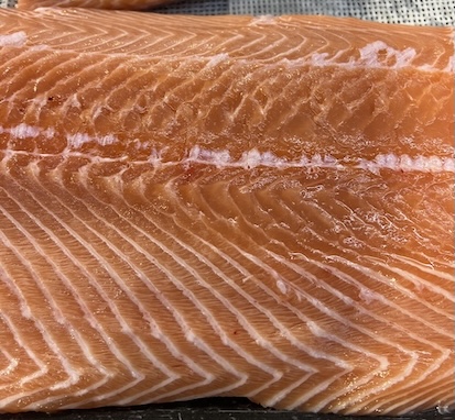 Salmon is a type of protein that can be chosen for dinner to avoid belly fat accumulation. Photo: Kieu Vu